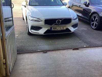 VOLVO V60 B4 DIESEL MOMENTUM ADVANCED SE V60 B4 DIESEL ..