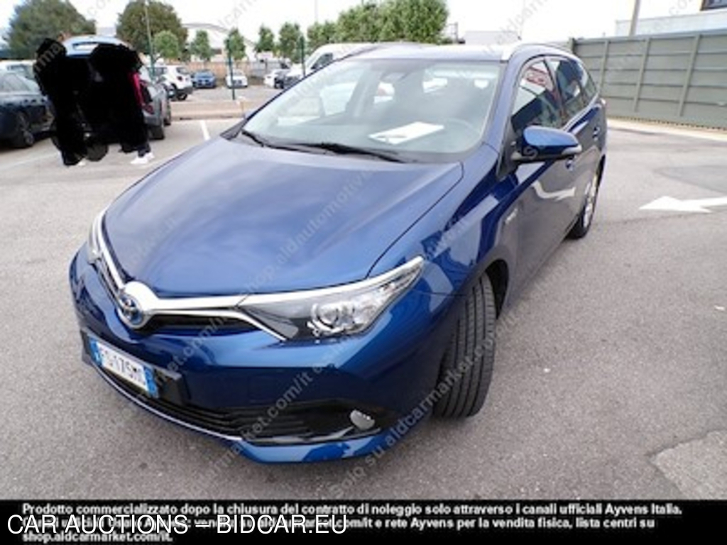 Toyota auris hybrid active touring sports -