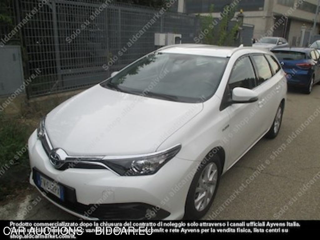 Toyota auris hybrid active touring sports -