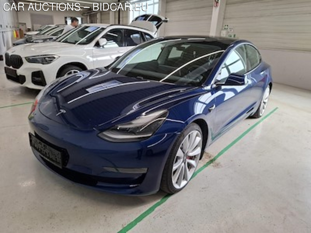 Tesla Model 3 Performance mit Dualmotor-Allradantrieb