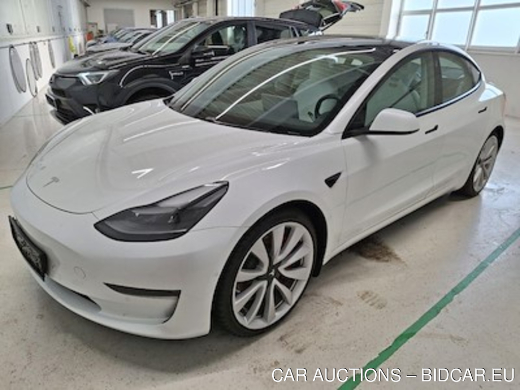 Tesla Model 3 Performance mit Dualmotor-Allradantrieb