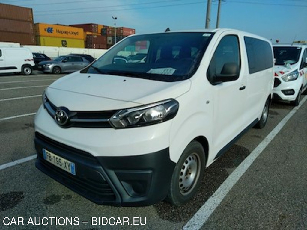 Toyota PROACE PROACE Combi Medium 1.5 120 D-4D Dynamic RC18