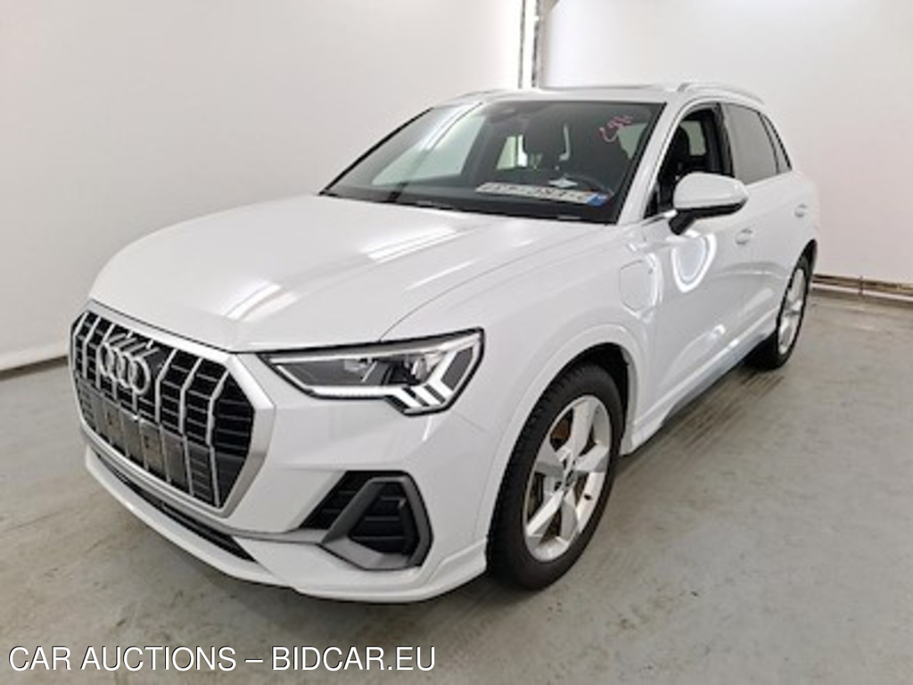 Audi Q3 1.4 45 TFSI E S TRONIC S LINE Light module 1 Platinum S line interior Sport