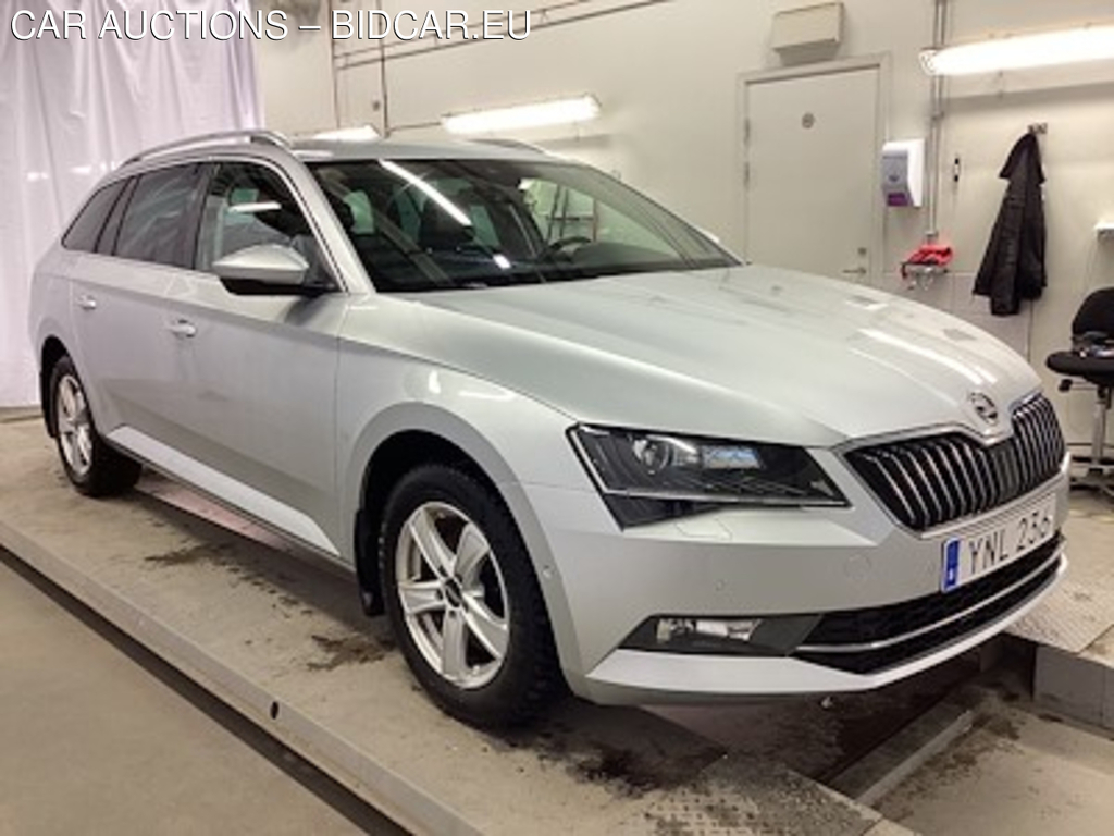 Skoda Superb 2.0 TDI 4x4 Style Business Edition Drag kamera Skinn/Alcantara Navi Varmare !NO SUMMER TIRES!
