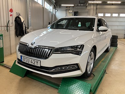 Skoda SUPERB iV L&amp;K Safe Tech Drag Paket Skinn Cockpit
