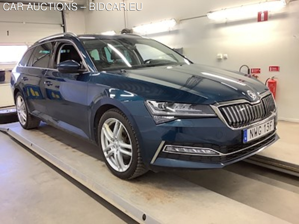 Skoda Superb iV Kombi 1.4 Plug-In Business Style Drag paket Skinn/Alcantara Varmare Navi