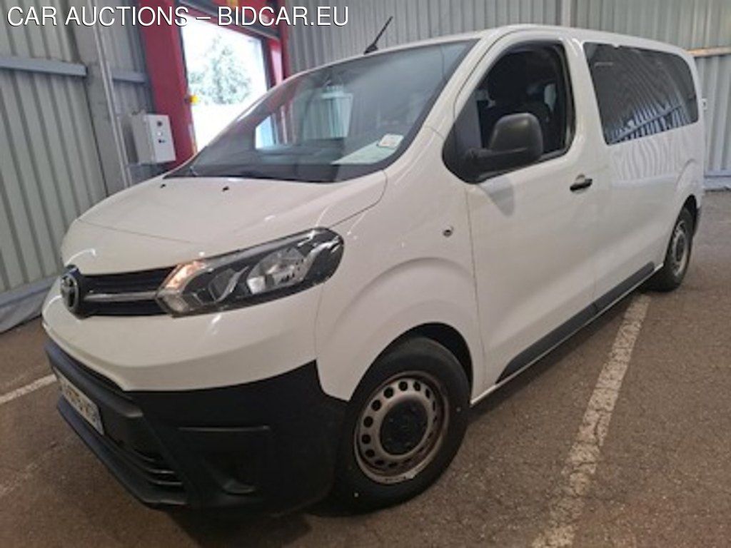 Toyota PROACE PROACE Combi Medium 1.5 120 D-4D Dynamic MY20