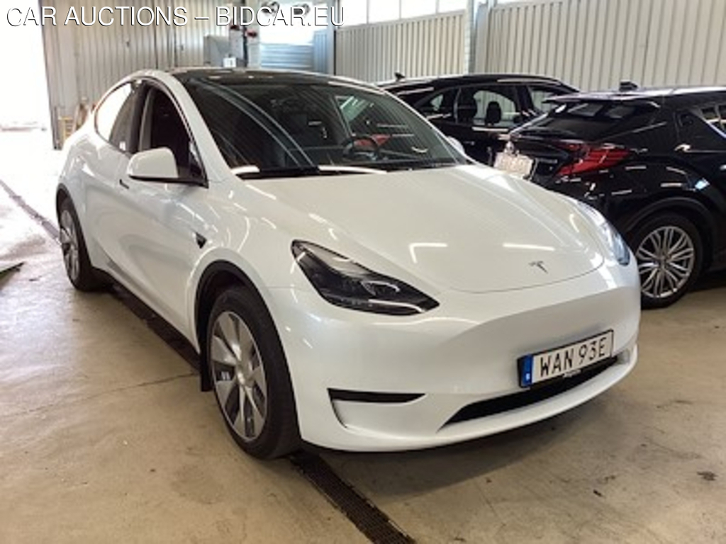 Tesla Model Y Standard Range RWD Drag
