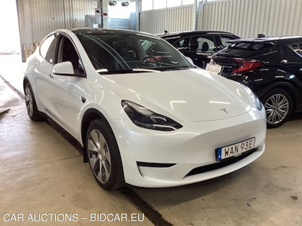Tesla Model Y Standard Range RWD Drag