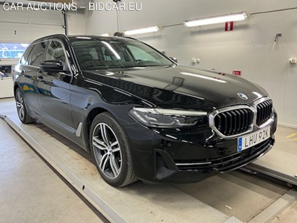 BMW 5-SERIE 520d Touring Connected Edition Kamera Skinn Display Key Drag