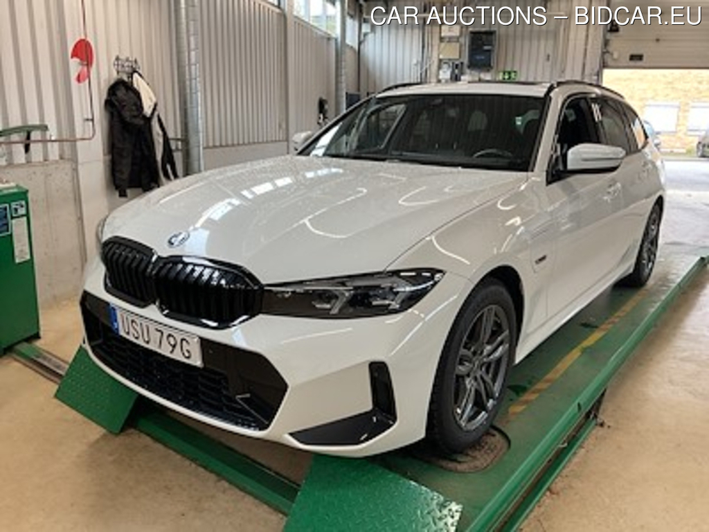 BMW Series 3 330e xDrive Touring M Sport Pro Rattvarme Travel Entertainment Adaptiva LED