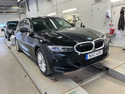 BMW Series 3 330e Touring xDrive Connected Drag