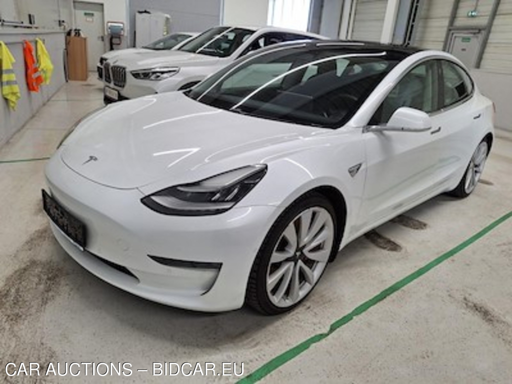 Tesla Model 3 Performance mit Dualmotor-Allradantrieb