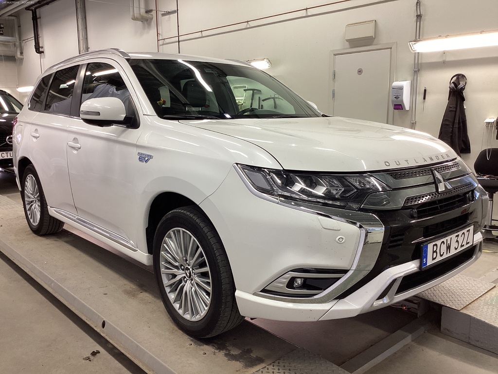 Mitsubishi Outlander 2.4 PHEV Business Skinn Drag Kamera