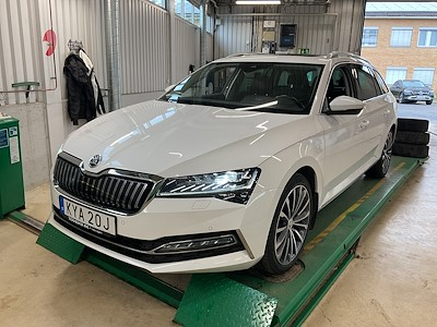 Skoda Superb iV Combi L&amp;K Panorama Skinn Drag Kamera Cockpit Varmare