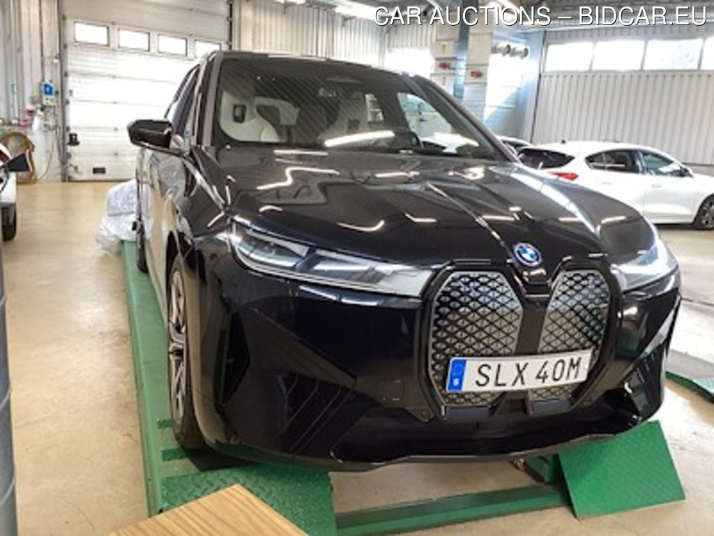 BMW IX iX xDrive50 Sportpaket Sky Lounge Panorama Skinn Drag 360-Kamera H/K