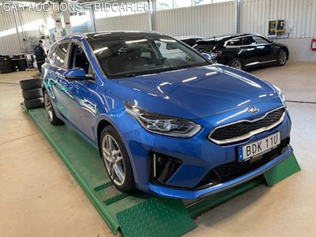 Kia Ceed 1.6 GDI Plug-In Advance Plus Panorama Cockpit Drag Kamera Skinn