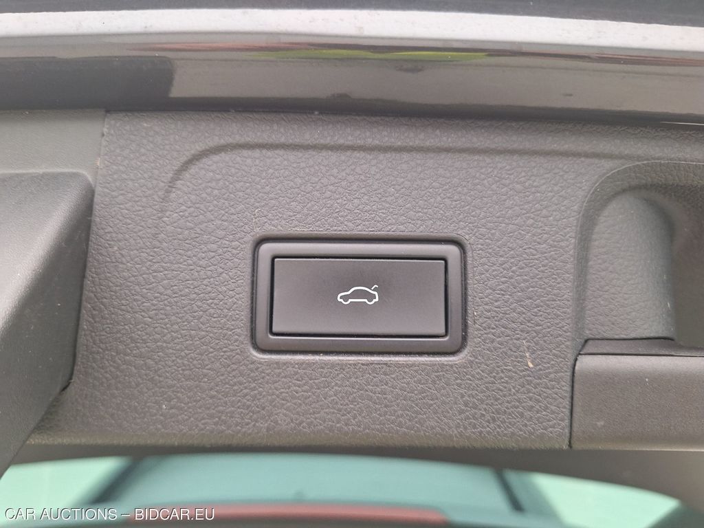 Volkswagen Passat-variant- VARIANT FL19. VOLKSWAGEN PASSAT VARIANT 2.0 TDI 90KW DSG STYLE B, 2021