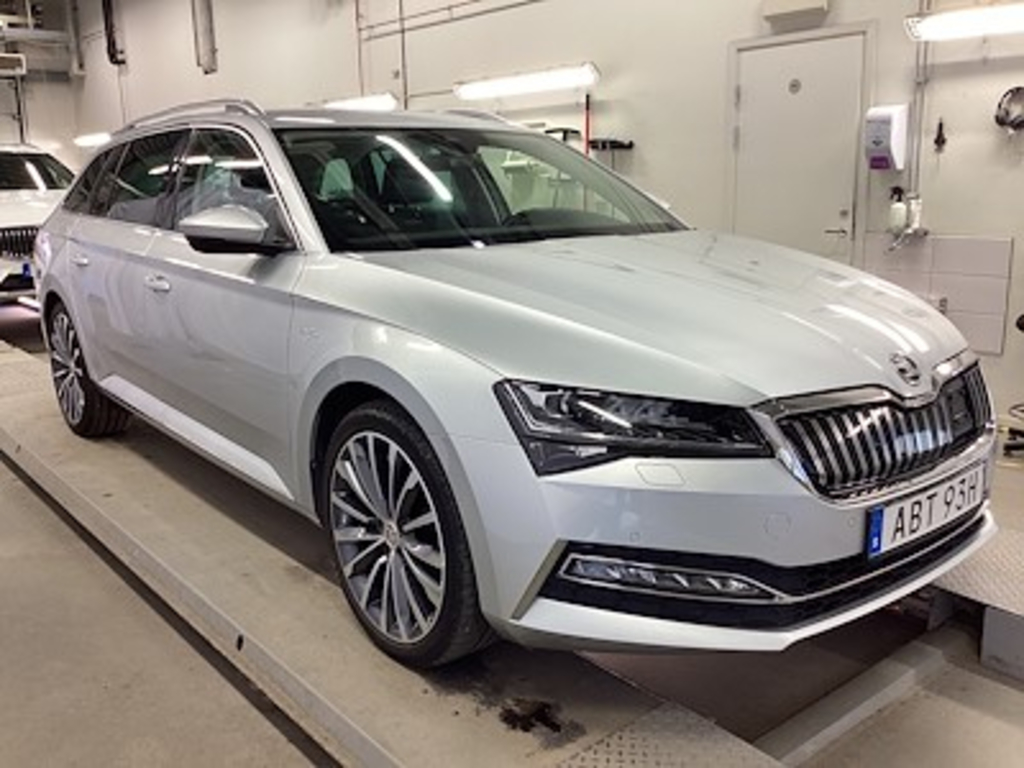 Skoda Superb iV Plug-In L&K Drag Varmare Skinn