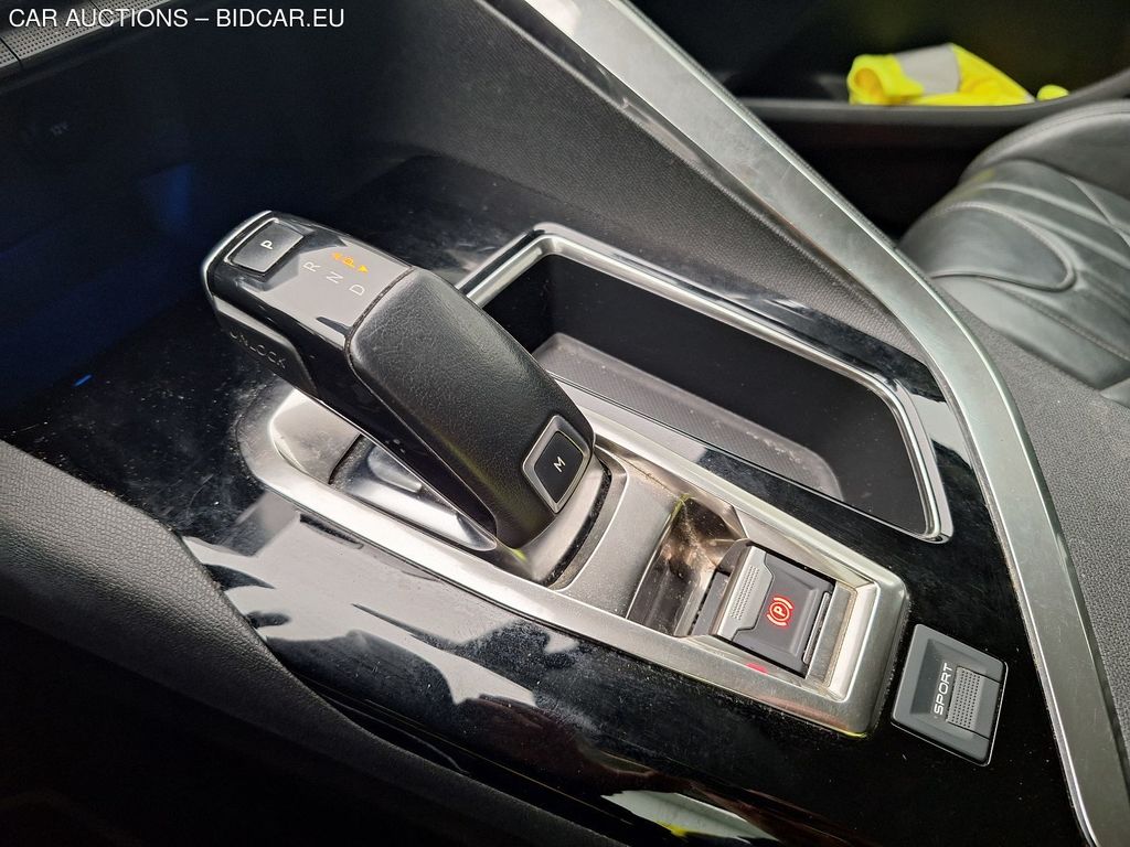 Peugeot 5008 16. PEUGEOT 5008 1.5 BLUEHDI 96KW S&amp;S EAT8 ALLURE 5D, 2020