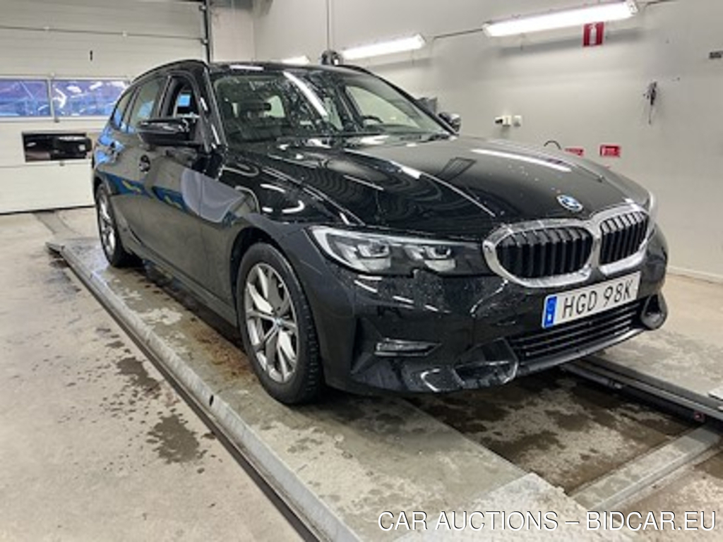 BMW Series 3 320d xDrive Touring Sport Line Drag Skinn