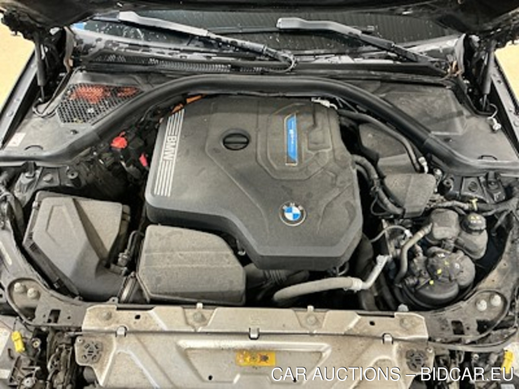 BMW 3-SERIE 330e xDrive Touring Drag Parking assistant
