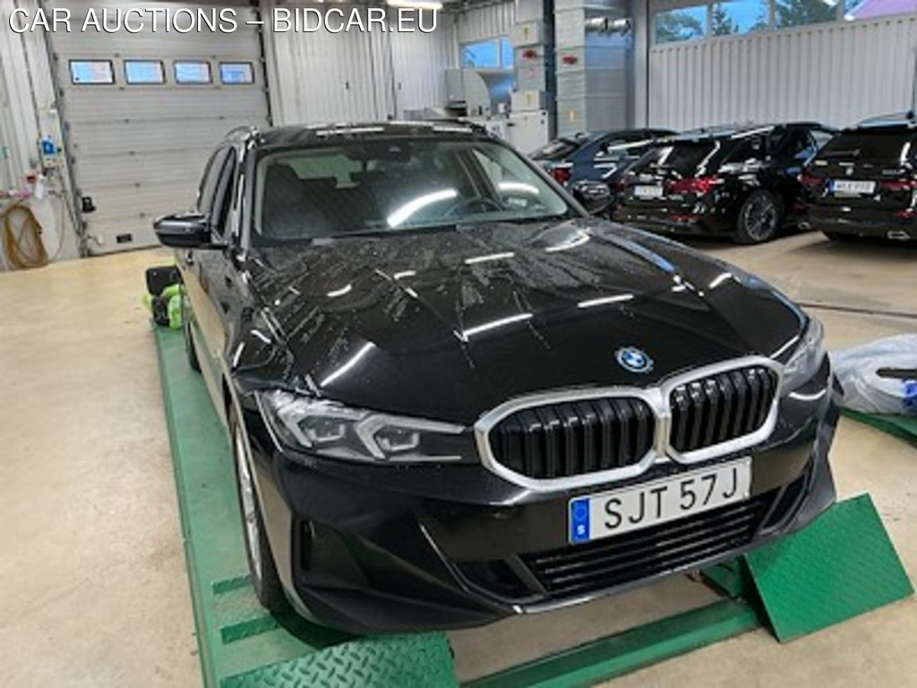 BMW 3-SERIE 330e xDrive Touring Drag Parking assistant