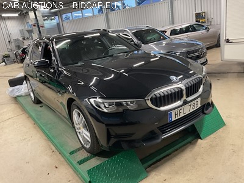 BMW 3-serie 330e Touring 292hk Sport Line Pano