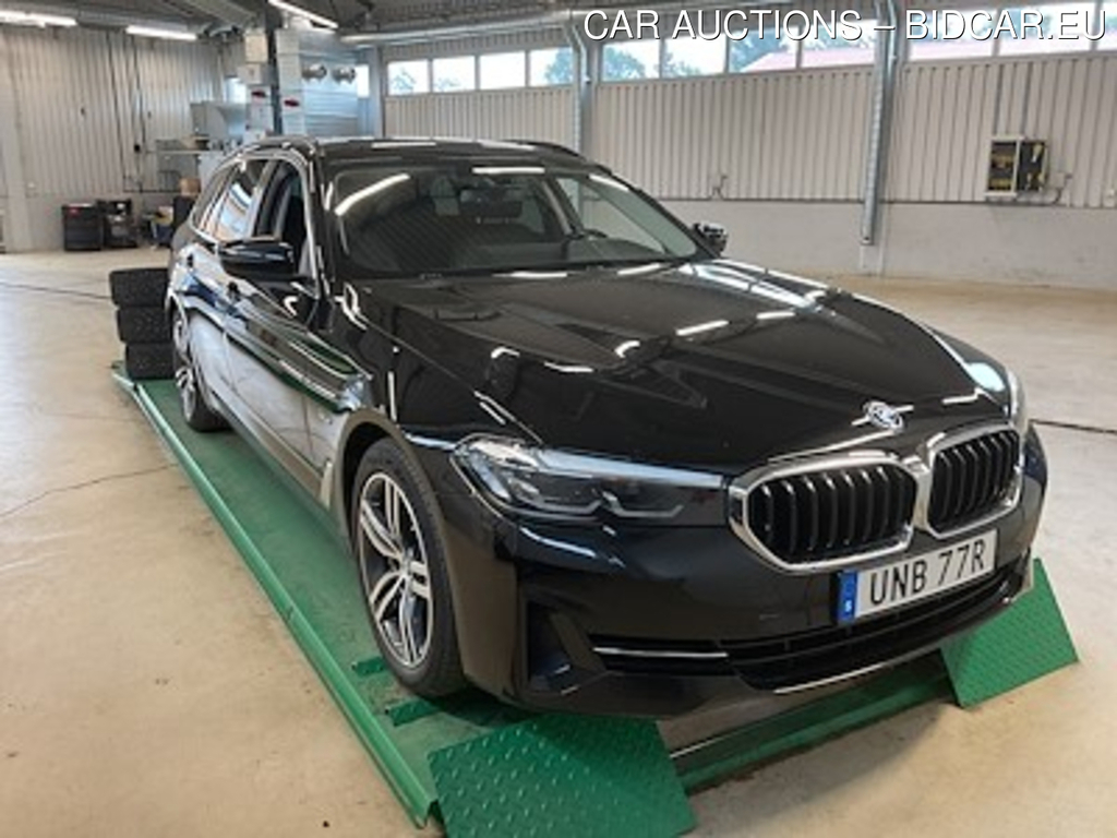 BMW Series 5 530e xDrive Touring Drag Skinn HiFi