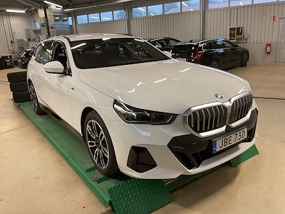 BMW Series 5 530e xDrive Touring M Sport Drag Skinn