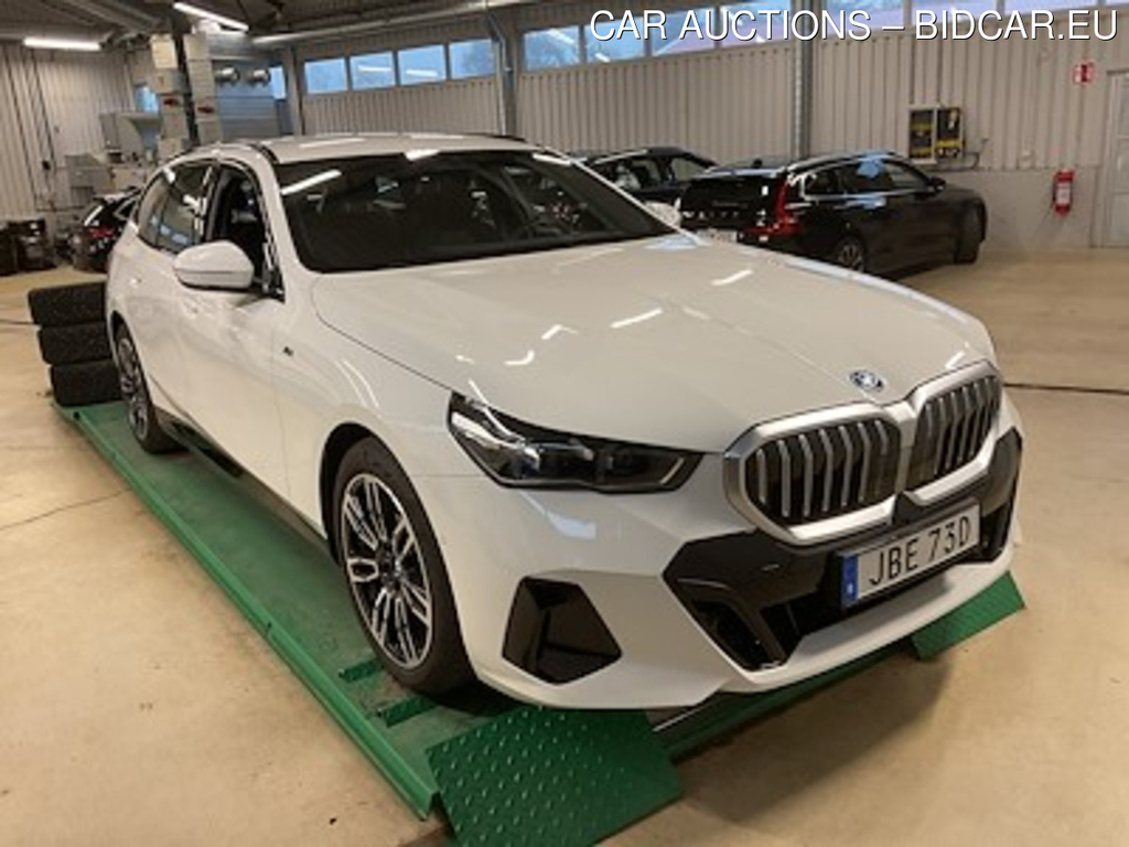 BMW Series 5 530e xDrive Touring M Sport Drag Skinn