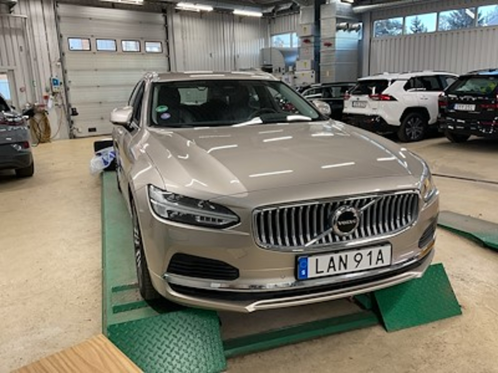 Volvo V90 Recharge T6 AWD 350hk Core Bright Lader Drag