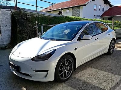 Tesla Model 3 STANDARD REICHWEITE PLUS HINTERRADANTRIEB, 2021