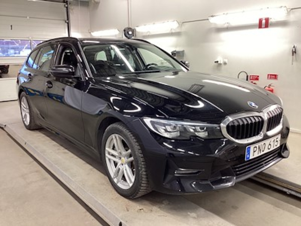 BMW Series 3 330e T xDrive Connected Drag