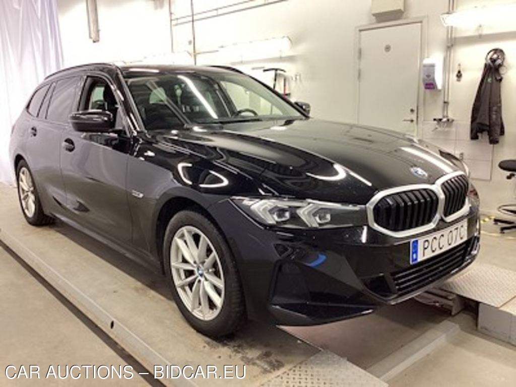 BMW Series 3 330e xDrive Touring Drag Kamera Adaptiv fart