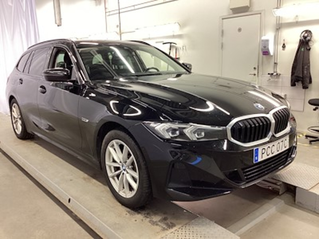 BMW Series 3 330e xDrive Touring Drag Kamera Adaptiv fart