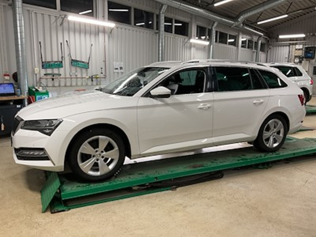 Skoda Superb iV Combi 218hk L&amp;K Drag