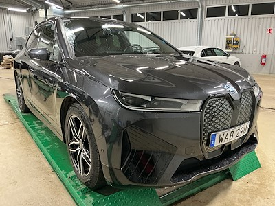 BMW IX xDrive40 326hk Sportpaket Sky Lounge Pano Driving Assistant Pro Drag