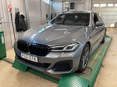 BMW 5-SERIE 530e xDrive Touring M Sport Drag Innovation Komfortstol Pano