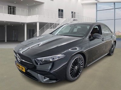 Mercedes-Benz A-KLASSE 1.3 200 AMG LINE, 2023