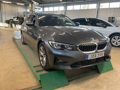 BMW Series 3 330e Touring Connected Edt Drag
