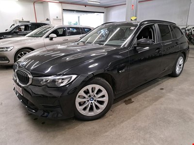 BMW 3 touring 320e 204PK Business Edition With Climatic &amp; Navigation &amp; Park Sensors Front &amp; Rear HYBRID