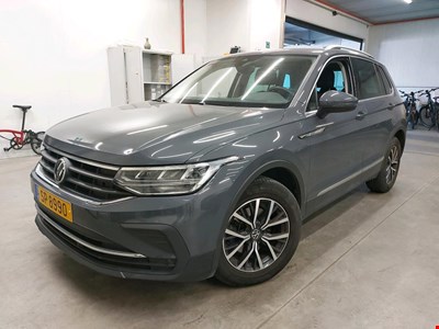 Volkswagen Tiguan VW TIGUAN TSI 130PK Life With Nav Discover Media & Travel Pack & Rear Camera PETROL