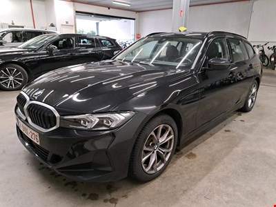 BMW 3 BMW 3 TOURING 318iA 156PK With Climatic &amp; Navigation &amp; Sport Seats &amp; Active Cruise Control &amp; Parking Assistant Pack &amp; Foldable T