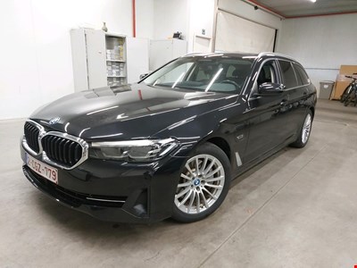 BMW 5 touring 530e 292PK Pack Comfort Plus With Dakota Leather &amp; Active Cruise Control &amp; Parking Assistant &amp; Trailer Hook &amp; Sunr