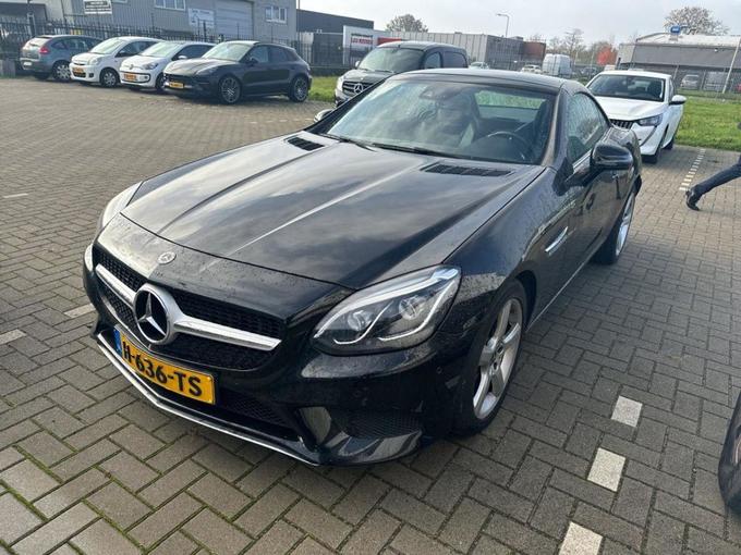 Mercedes-Benz SLC 200 RedArt Edition