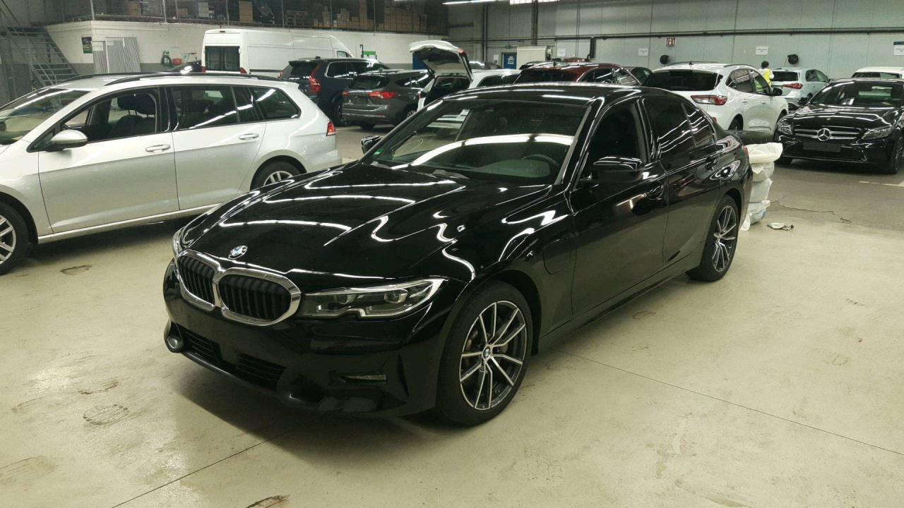 BMW 3ER REIHE 330e Sport Line Automatik